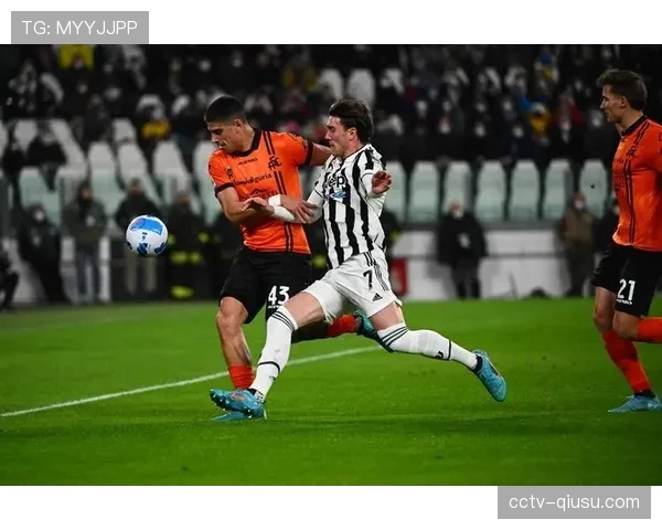 尤文图斯赛前训练重点演练“三中卫体系下的边路协防与换位盯人”